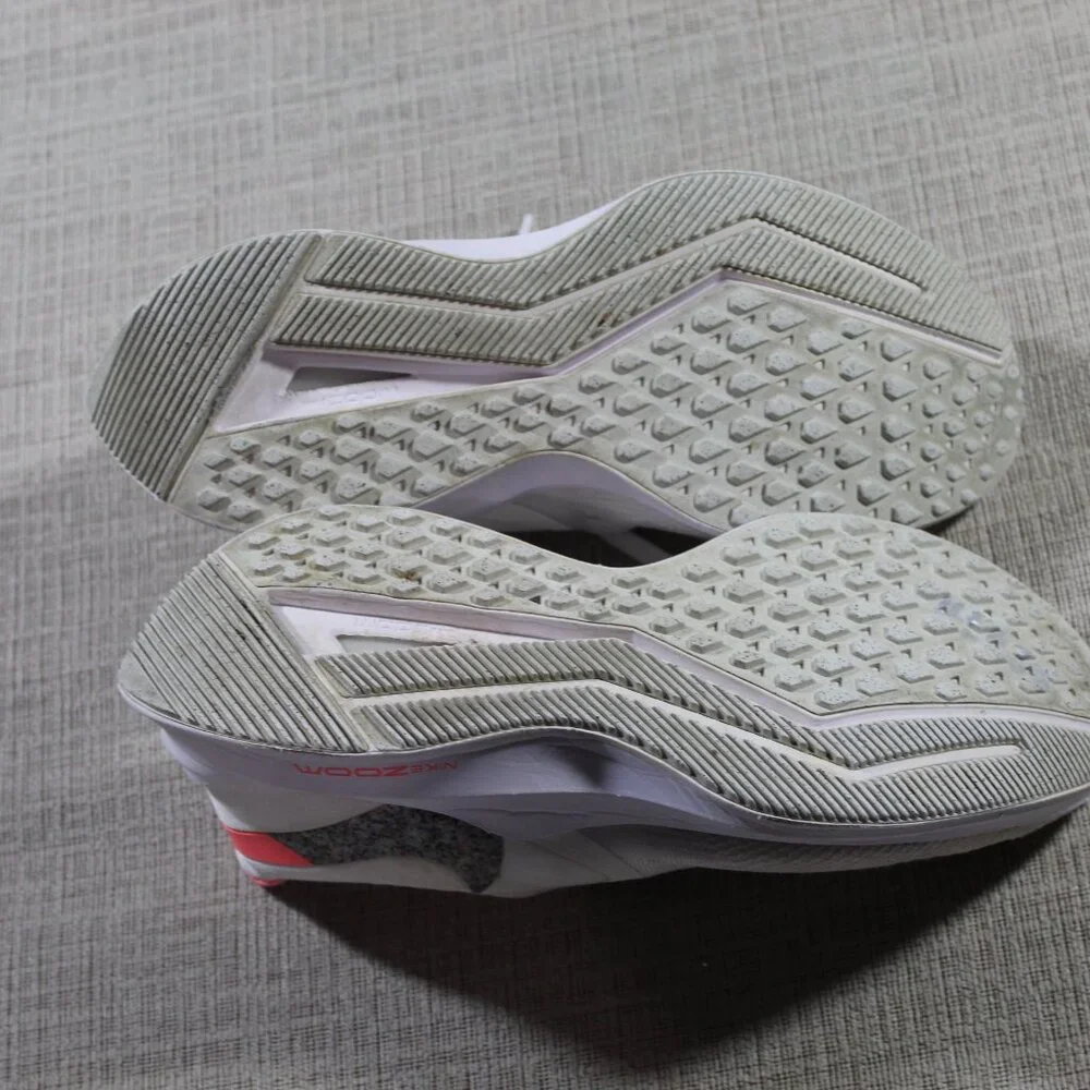 Nike Zoom Winflo 5 Size 7 White and Peach Athletic Shoes